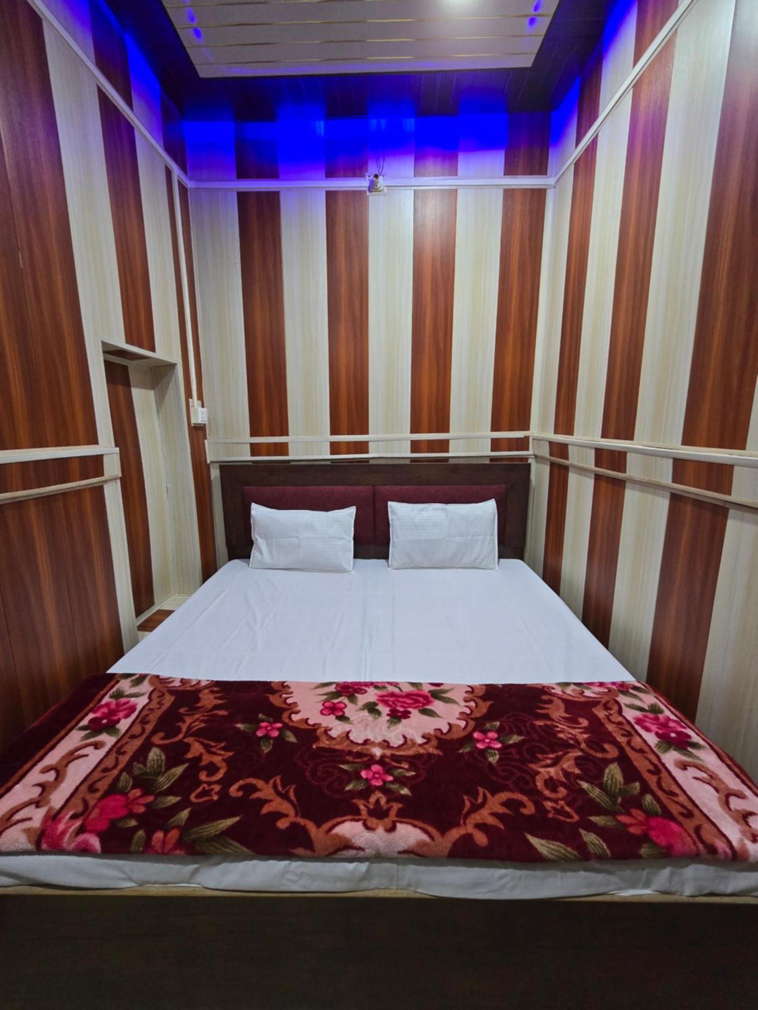 Ramlala Paying Guest House Stay Just 100M From Saryu Ghat, Ayodhya Buitenkant foto