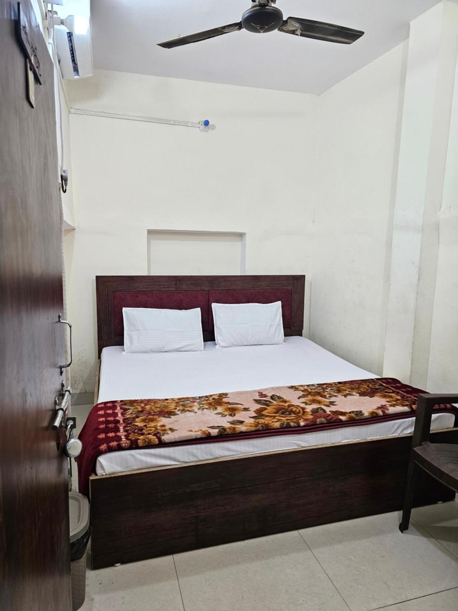Ramlala Paying Guest House Stay Just 100M From Saryu Ghat, Ayodhya Buitenkant foto